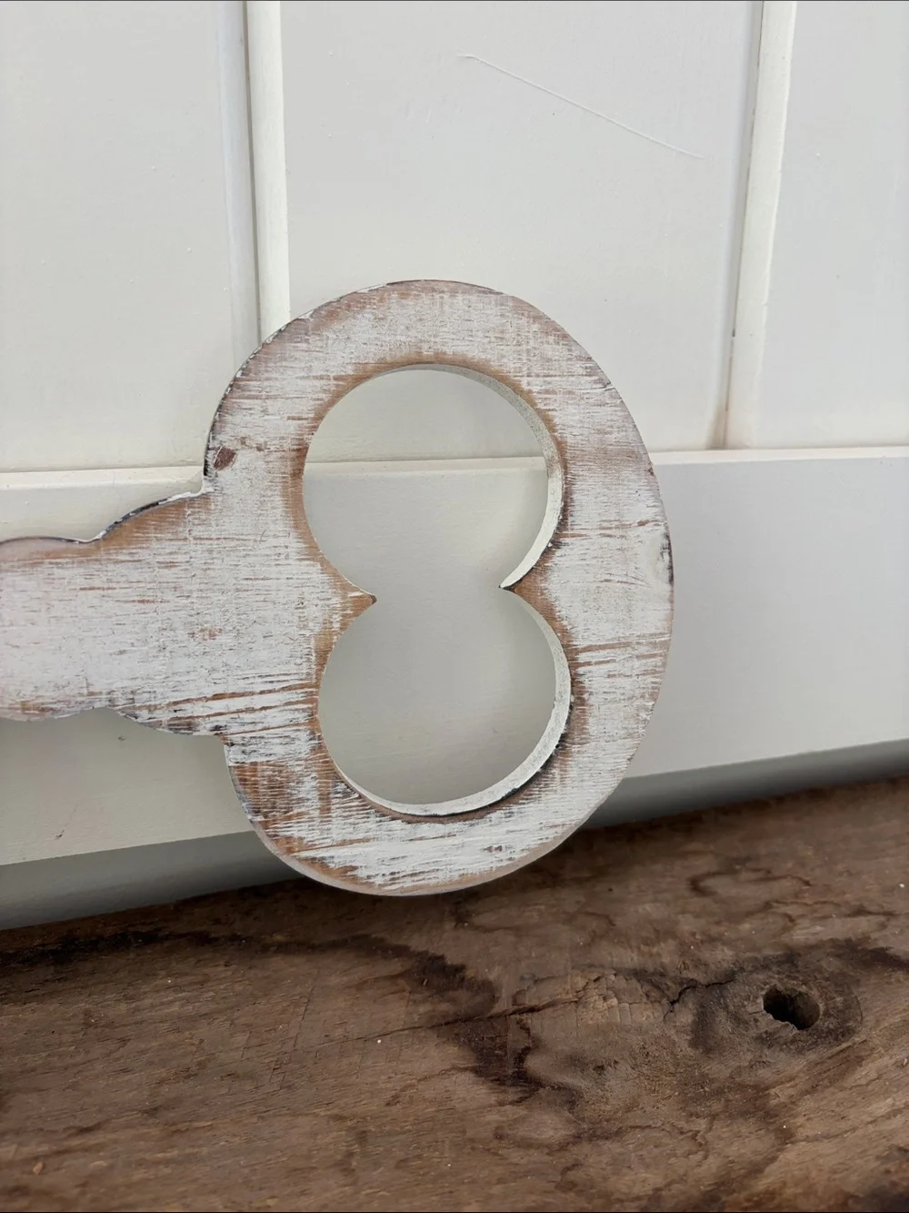 WELCOME Key Shaped Wall Hook Rack in Distressed White